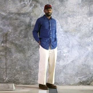 Look alla moda per uomo: Camicia di jeans blu scuro, Chino bianchi, Stivali casual in pelle marrone scuro, Berretto da baseball stampato bordeaux