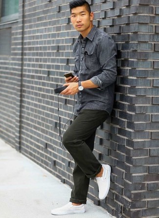 Come indossare e abbinare chino con una camicia di jeans per un uomo di 20 anni: Indossa una camicia di jeans con chino per un look spensierato e alla moda. Completa questo look con un paio di sneakers senza lacci di tela bianche.