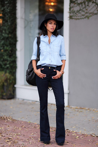 Come indossare e abbinare décolleté in pelle scamosciata pesanti neri: Abbina una camicia di jeans azzurra con jeans a campana neri per un outfit che si fa notare. Décolleté in pelle scamosciata pesanti neri sono una interessante scelta per completare il look.