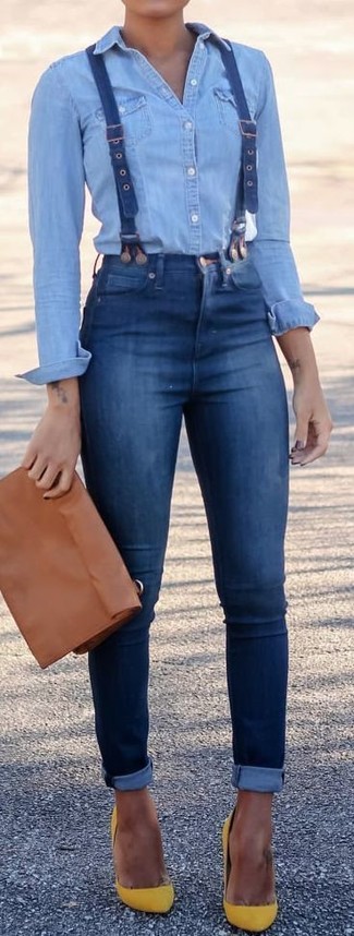 Look alla moda per donna: Camicia di jeans azzurra, Jeans aderenti blu, Décolleté in pelle scamosciata gialli, Pochette in pelle marrone