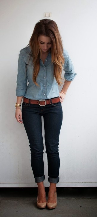 Come indossare e abbinare una camicia di jeans azzurra con jeans blu per una donna di 30 anni: Potresti indossare una camicia di jeans azzurra e jeans blu per essere casual. Décolleté in pelle marrone chiaro sono una interessante scelta per completare il look.