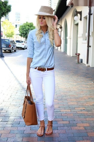 Come indossare e abbinare jeans bianchi: Opta per una camicia di jeans azzurra e jeans bianchi per affrontare con facilità la tua giornata. Vuoi osare? Completa il tuo look con un paio di infradito in pelle marroni.