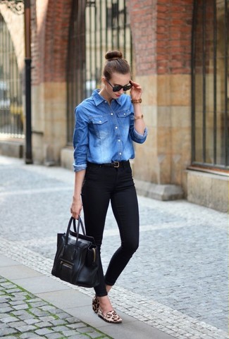 Quale jeans aderenti indossare con una camicia di jeans blu: Potresti indossare una camicia di jeans blu e jeans aderenti per vestirti casual. Scegli uno stile classico per le calzature e scegli un paio di mocassini eleganti in pelle scamosciata leopardati beige.