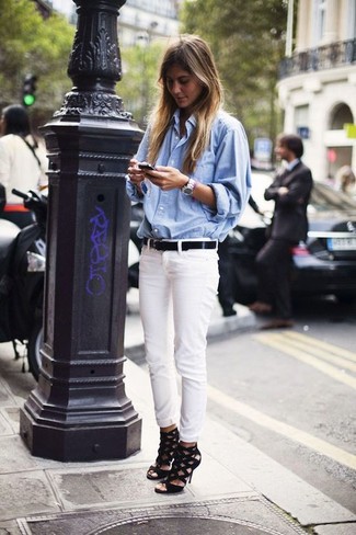 Come indossare e abbinare sandali con tacco in pelle neri: Potresti abbinare una camicia di jeans azzurra con jeans aderenti bianchi per essere casual. Completa questo look con un paio di sandali con tacco in pelle neri.