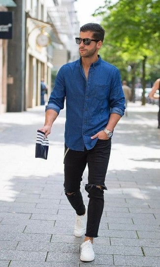 Come indossare e abbinare una camicia di jeans blu scuro con jeans aderenti neri in modo rilassato: Per un outfit della massima comodità, abbina una camicia di jeans blu scuro con jeans aderenti neri. Perfeziona questo look con un paio di sneakers basse di tela bianche.