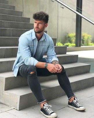 Come indossare e abbinare sneakers basse di tela nere in modo rilassato: Per un outfit della massima comodità, potresti combinare una camicia di jeans azzurra con jeans aderenti strappati neri. Prova con un paio di sneakers basse di tela nere per un tocco virile.