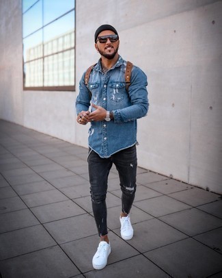Come indossare e abbinare jeans grigi con sneakers basse di tela bianche per un uomo di 20 anni: Prova a combinare una camicia di jeans blu con jeans grigi per un'atmosfera casual-cool. Sneakers basse di tela bianche sono una validissima scelta per completare il look.