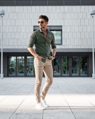 Look alla moda per uomo: Camicia di jeans verde scuro, Jeans aderenti marrone chiaro, Sneakers basse di tela bianche, Occhiali da sole marrone scuro