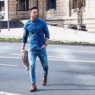 Come indossare e abbinare stivaletti brogue marrone scuro per un uomo di 30 anni: Potresti abbinare una camicia di jeans blu con jeans aderenti blu per un look comfy-casual. Sfodera il gusto per le calzature di lusso e indossa un paio di stivaletti brogue marrone scuro.
