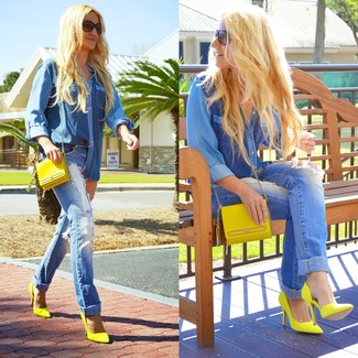 Quale jeans indossare con décolleté gialli: Potresti abbinare una camicia di jeans blu con jeans per un look perfetto per il weekend. Décolleté gialli sono una eccellente scelta per completare il look.