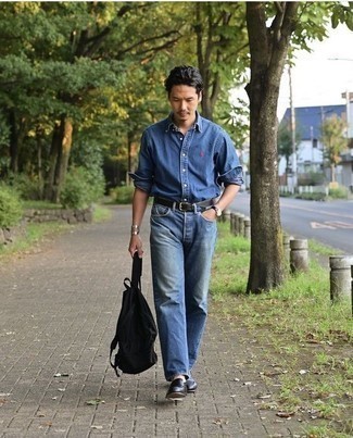 Come indossare e abbinare mocassini eleganti per un uomo di 30 anni: Prova a combinare una camicia di jeans blu scuro con jeans blu per un look raffinato per il tempo libero. Indossa un paio di mocassini eleganti per un tocco virile.