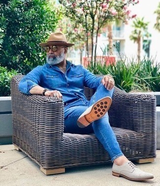 Come indossare e abbinare una camicia di jeans con scarpe derby per un uomo di 50 anni quando fa caldo: Potresti combinare una camicia di jeans con jeans blu per un look trendy e alla mano. Indossa un paio di scarpe derby per un tocco virile.