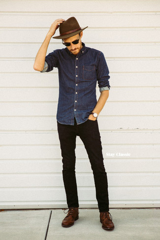 Come indossare e abbinare jeans neri con una camicia di jeans blu quando fa caldo: Indossa una camicia di jeans blu con jeans neri per un look raffinato per il tempo libero. Sfodera il gusto per le calzature di lusso e scegli un paio di scarpe derby in pelle marroni come calzature.