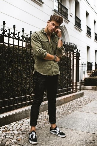 Look alla moda per uomo: Camicia di jeans verde oliva, Jeans strappati neri, Sneakers basse di tela nere e bianche, Orologio argento