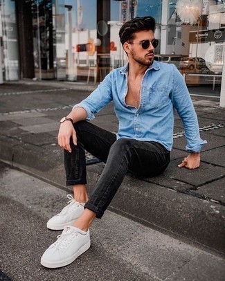 Look alla moda per uomo: Camicia di jeans azzurra, Jeans grigio scuro, Sneakers basse di tela bianche, Occhiali da sole marrone scuro
