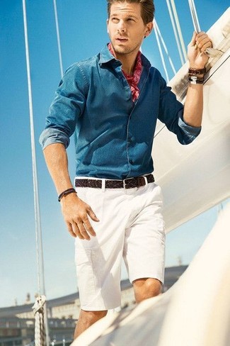 Come indossare e abbinare una sciarpa stampata bordeaux per un uomo di 30 anni quando fa caldo in modo casual: Prova a combinare una camicia di jeans blu con una sciarpa stampata bordeaux per un'atmosfera casual-cool.