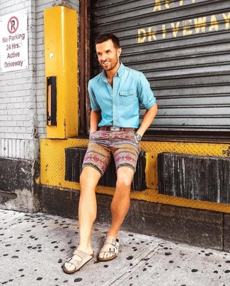 Come indossare e abbinare pantaloncini stampati multicolori in modo rilassato: Potresti abbinare una camicia di jeans azzurra con pantaloncini stampati multicolori per un look trendy e alla mano. Se non vuoi essere troppo formale, mettiti un paio di sandali in pelle scamosciata beige.