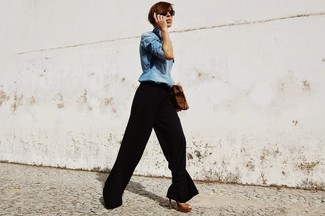 Quale sandali con tacco indossare con una camicia di jeans azzurra per una donna di 30 anni: Opta per una camicia di jeans azzurra e pantaloni larghi neri per un look raffinato per il tempo libero. Sandali con tacco sono una gradevolissima scelta per completare il look.