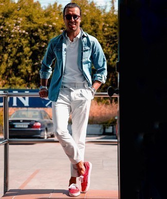 Quale chino indossare con una camicia di jeans azzurra per un uomo di 40 anni quando fa caldo: Metti una camicia di jeans azzurra e chino per un look raffinato per il tempo libero. Sneakers basse di tela rosse sono una valida scelta per completare il look.