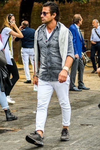 Quale jeans indossare con una t-shirt con scollo a v bianca quando fa caldo: Punta su una t-shirt con scollo a v bianca e jeans per un'atmosfera casual-cool. Opta per un paio di scarpe sportive marrone scuro per un tocco più rilassato.