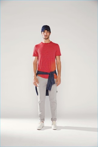 Look alla moda per uomo: Camicia di jeans blu scuro, T-shirt girocollo a righe orizzontali rossa, Chino grigi, Sneakers basse in pelle bianche