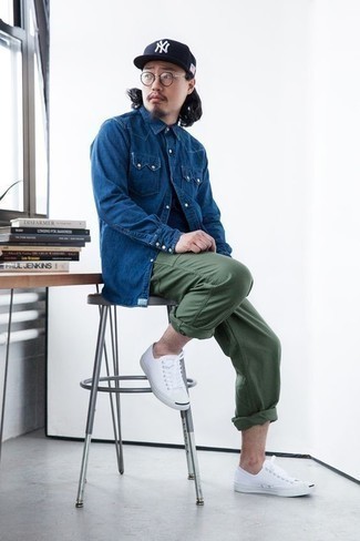 Quale camicia di jeans indossare con chino foglia di tè per un uomo di 30 anni: Scegli una camicia di jeans e chino foglia di tè per un look raffinato per il tempo libero. Questo outfit si abbina perfettamente a un paio di sneakers basse di tela bianche.