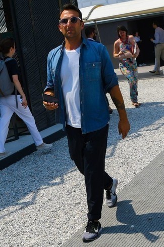Look alla moda per uomo: Camicia di jeans blu, T-shirt girocollo bianca, Chino neri, Scarpe sportive blu scuro e bianche