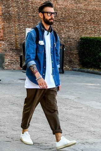 Come indossare e abbinare un bracciale bianco per un uomo di 30 anni: Combina una camicia di jeans blu con un bracciale bianco per un look comfy-casual. Sfodera il gusto per le calzature di lusso e opta per un paio di sneakers basse di tela bianche.