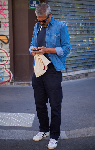 Quale sneakers basse indossare con una camicia di jeans blu per un uomo di 40 anni: Abbina una camicia di jeans blu con chino blu scuro per un pranzo domenicale con gli amici. Sneakers basse sono una gradevolissima scelta per completare il look.