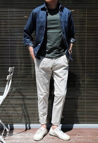 Look alla moda per uomo: Camicia di jeans blu scuro, T-shirt girocollo verde scuro, Chino bianchi, Sneakers basse di tela bianche