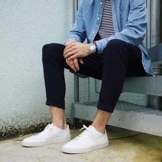 Come indossare e abbinare chino con una camicia di jeans per un uomo di 20 anni: Punta su una camicia di jeans e chino per un look spensierato e alla moda. Completa questo look con un paio di sneakers basse di tela bianche.