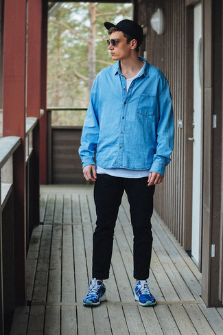 Come indossare e abbinare una camicia di jeans azzurra con chino neri in modo casual: Punta su una camicia di jeans azzurra e chino neri per un look semplice, da indossare ogni giorno. Scarpe sportive blu scuro e bianche daranno una nuova dimensione a un look altrimenti classico.