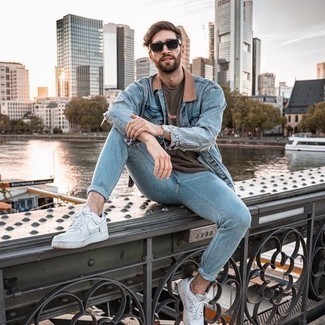 Quale jeans indossare con sneakers basse bianche per un uomo di 30 anni in estate 2024 in modo casual: Punta su una camicia di jeans azzurra e jeans per un'atmosfera casual-cool. Sneakers basse bianche sono una gradevolissima scelta per completare il look. Questo è l'outfit ideale per questa estate.