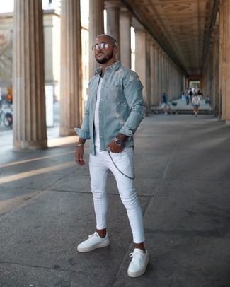Come indossare e abbinare jeans aderenti bianchi per un uomo di 20 anni: Prova ad abbinare una camicia di jeans azzurra con jeans aderenti bianchi per un look comfy-casual. Sneakers basse di tela bianche sono una gradevolissima scelta per completare il look.