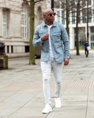 Come indossare e abbinare jeans aderenti con una camicia di jeans: Per un outfit della massima comodità, potresti combinare una camicia di jeans con jeans aderenti. Sneakers basse in pelle bianche e nere sono una splendida scelta per completare il look.