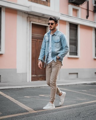 Quale jeans aderenti indossare con una camicia di jeans acqua per un uomo di 20 anni: Indossa una camicia di jeans acqua e jeans aderenti per un outfit rilassato ma alla moda. Sneakers basse in pelle bianche sono una validissima scelta per completare il look.