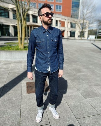 Quale camicia di jeans indossare con jeans blu scuro in estate 2024 in modo casual: Abbina una camicia di jeans con jeans blu scuro per un look raffinato per il tempo libero. Scegli un paio di sneakers alte di tela bianche come calzature per un tocco più rilassato. Questo, ovviamente, è il look stupendo per i mesi estivi.
