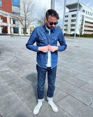 Look alla moda per uomo: Camicia di jeans blu scuro, T-shirt girocollo bianca, Jeans blu scuro, Sneakers alte di tela bianche