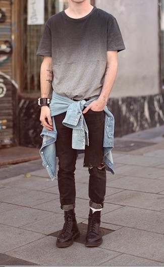 Look alla moda per uomo: Camicia di jeans azzurra, T-shirt girocollo ombre grigia, Jeans strappati neri, Stivali casual in pelle neri