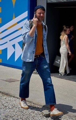 Quale jeans indossare con una camicia di jeans azzurra per un uomo di 40 anni: Potresti indossare una camicia di jeans azzurra e jeans per un look raffinato per il tempo libero. Sneakers basse di tela bianche sono una interessante scelta per completare il look.