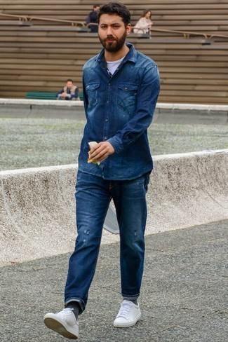 Come indossare e abbinare una camicia di jeans blu con jeans blu in modo rilassato: Mostra il tuo stile in una camicia di jeans blu con jeans blu per un look comfy-casual. Completa questo look con un paio di sneakers basse in pelle bianche.