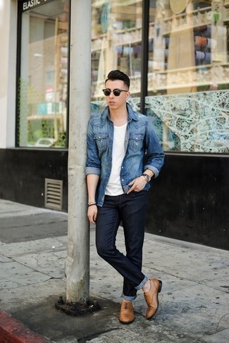 Come indossare e abbinare una camicia di jeans blu scuro per un uomo di 30 anni in estate 2024 in modo smart-casual: Coniuga una camicia di jeans blu scuro con jeans blu scuro per vestirti casual. Sfodera il gusto per le calzature di lusso e indossa un paio di scarpe oxford in pelle marrone chiaro. Con quest'outfit estivo non puoi sbagliare, garantito.
