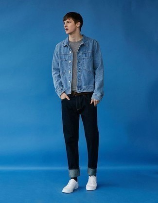 Quale camicia di jeans indossare con una t-shirt girocollo grigia: Per un outfit quotidiano pieno di carattere e personalità, prova ad abbinare una camicia di jeans con una t-shirt girocollo grigia. Sneakers basse di tela bianche sono una gradevolissima scelta per completare il look.
