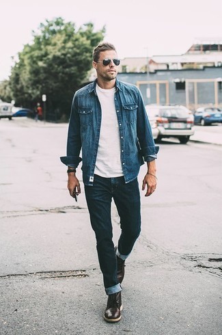 Come indossare e abbinare chukka terracotta per un uomo di 20 anni: Abbina una camicia di jeans blu con jeans blu scuro per un look trendy e alla mano. Un bel paio di chukka terracotta è un modo semplice di impreziosire il tuo look.