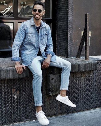 Quale jeans indossare con una camicia di jeans azzurra: Vestiti con una camicia di jeans azzurra e jeans per un look raffinato per il tempo libero. Completa questo look con un paio di sneakers basse di tela bianche.