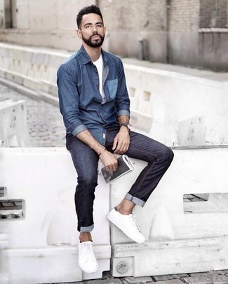 Come indossare e abbinare una camicia di jeans blu scuro quando fa caldo in modo casual: Indossa una camicia di jeans blu scuro e jeans blu scuro per affrontare con facilità la tua giornata. Sneakers basse di tela bianche sono una valida scelta per completare il look.