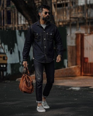 Come indossare e abbinare jeans neri per un uomo di 40 anni in modo casual: Indossa una camicia di jeans blu scuro e jeans neri per un look semplice, da indossare ogni giorno. Sneakers senza lacci di tela a quadri nere e bianche sono una valida scelta per completare il look.