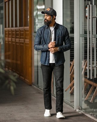 Come indossare e abbinare sneakers basse bianche con jeans neri quando fa caldo: Mostra il tuo stile in una camicia di jeans blu scuro con jeans neri per affrontare con facilità la tua giornata. Sneakers basse bianche sono una interessante scelta per completare il look.