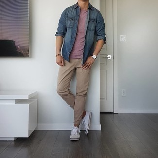 Come indossare e abbinare una t-shirt fucsia: Abbina una t-shirt fucsia con jeans marrone chiaro per un look semplice, da indossare ogni giorno. Completa il tuo abbigliamento con un paio di sneakers basse di tela bianche.