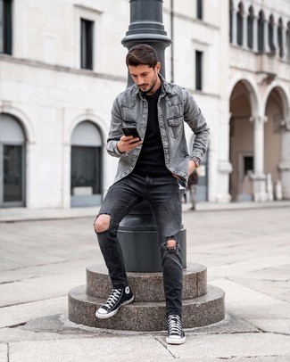 Come indossare e abbinare sneakers alte nere: Indossa una camicia di jeans grigia con jeans strappati grigio scuro per un'atmosfera casual-cool. Sneakers alte nere sono una eccellente scelta per completare il look.